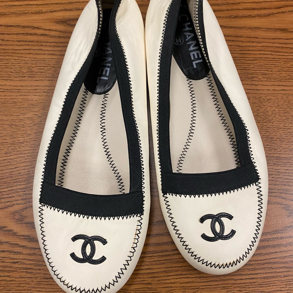 Chanel White Leather Flats With Black Stitching 39.5